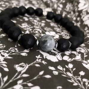 Cat’s eye and onyx women’s stretch bracelet